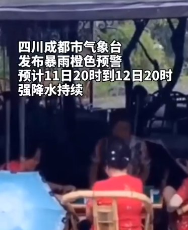 豪横！成都大妈洪流中挨麻将 期望大师老了以来都能和姐妹高兴游玩
