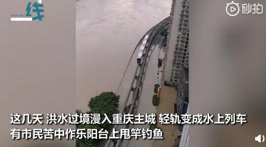 沉庆大叔坐家门口沙发上瞅海
