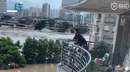 沉庆大叔坐家门口沙发上瞅海