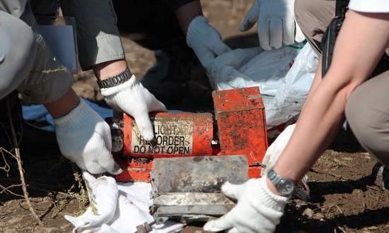 飞机上的黑匣子是什么颜色，飞机上的黑匣子外壳什么颜色？图7