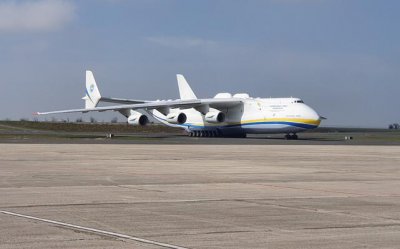 ​世界最大飞机安-225（Antonov-225）型庞大输送机由中国飞抵德国