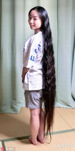 ​18岁女生头发长155.5厘米破世界记录：出身后从未剪过甚发
