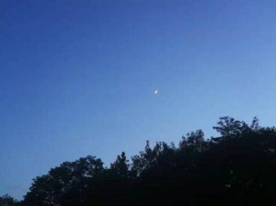 ​上弦月为什么出现在西部天空