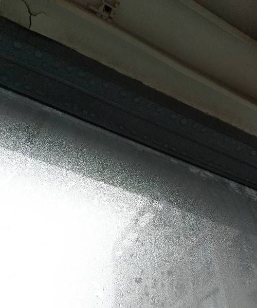 冬天窗户淌水怎么办