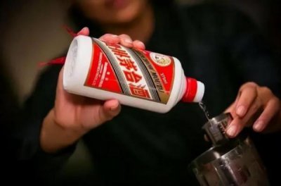 ​服务员白酒的倒酒 *** 有哪些？服务员白酒倒酒礼仪