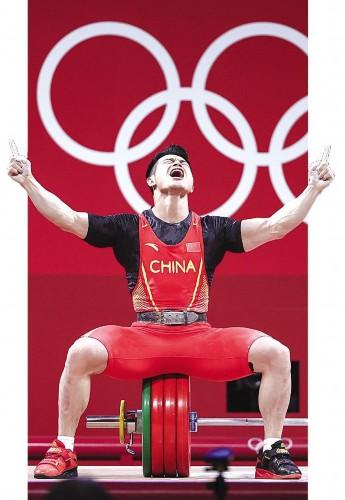 直击男子举重67公斤级决赛（石智勇破世界纪录斩获男子举重73公斤级金牌）(1)