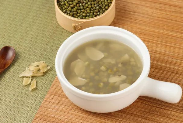 绿豆怎么煮容易烂:要先炒5分钟(也可以加水冻住再煮)