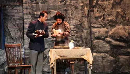 国破山河在的后一句是(国破山河在的下一句古诗)-第2张图片-