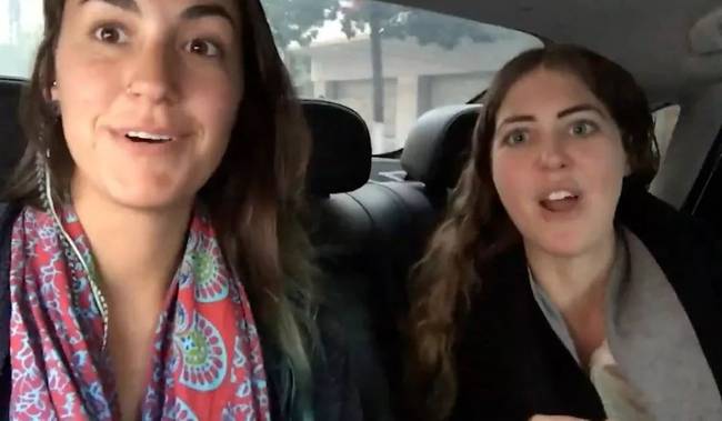 ▲Poppy坐在民警帮帮喊的网约车上。（视频截图）