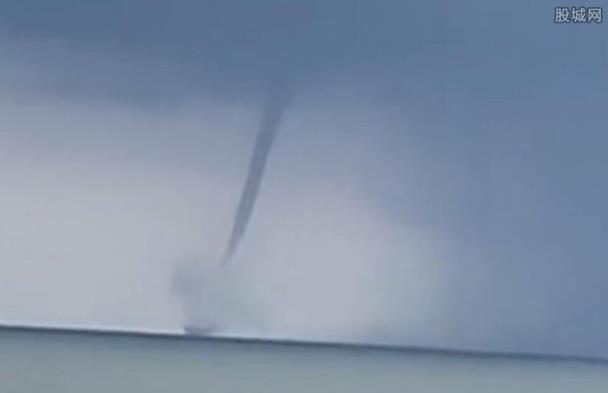 广东海边现龙吸水奇观水柱窜云霄,画面非常壮观