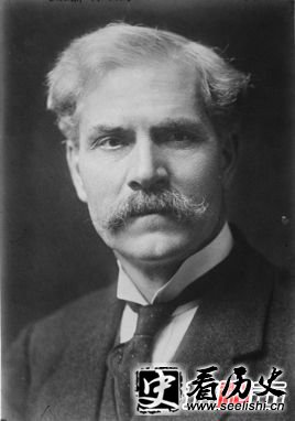 第52位：赫伯特·亨利·阿斯奎斯  党派:自由党  任职期：1908年4月7日—1916年12月7日  出生时间：1852年9月12日_1928年2月15日  简介：英国政治家，曾任内政大臣及财政大臣，1908年至1916年出任英国首相。自由党领袖。限制上院权利的1911年议会改革法案的主要促成者，第一次世界大战头两年的英国领导人，大战爆发后两年由劳合·乔治接任首相。在晋为贵族以前，他通称为H·H·阿斯奎斯(H. H. Asquith)，在1925年他获封伯爵，晚年遂以牛津勋爵(Lord Oxford)为通称。