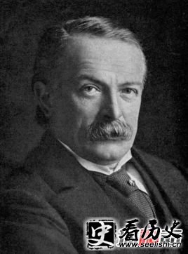 第52位：赫伯特·亨利·阿斯奎斯  党派:自由党  任职期：1908年4月7日—1916年12月7日  出生时间：1852年9月12日_1928年2月15日  简介：英国政治家，曾任内政大臣及财政大臣，1908年至1916年出任英国首相。自由党领袖。限制上院权利的1911年议会改革法案的主要促成者，第一次世界大战头两年的英国领导人，大战爆发后两年由劳合·乔治接任首相。在晋为贵族以前，他通称为H·H·阿斯奎斯(H. H. Asquith)，在1925年他获封伯爵，晚年遂以牛津勋爵(Lord Oxford)为通称。