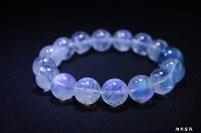 ​月光石的功效与作用（月光石的佩戴禁忌）
