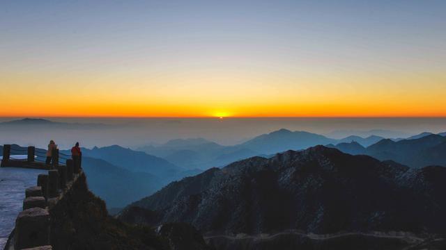 广东最高的山峰(广东最高的山峰在哪里)