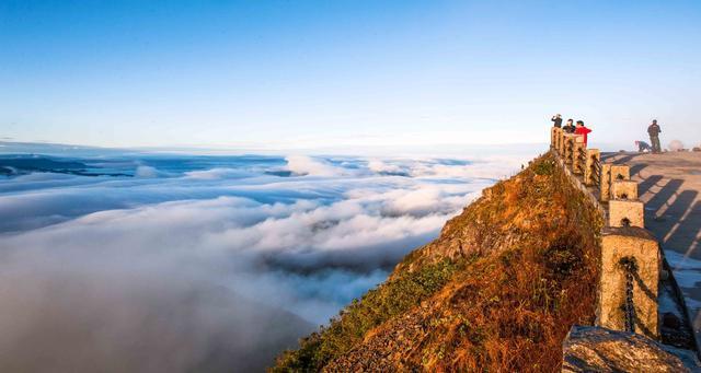 广东最高的山峰(广东最高的山峰在哪里)