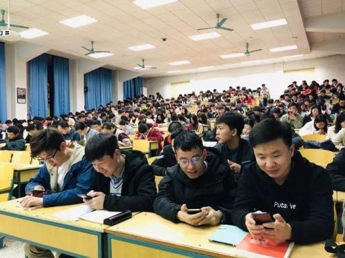 为什么大学里面上课要点名