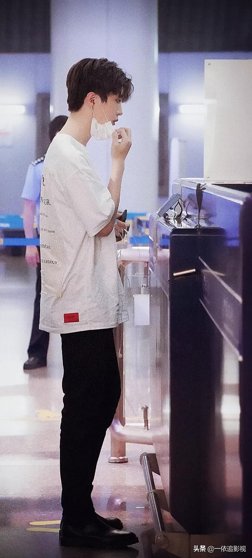 范丞丞：颜值高气质出众掩盖不住，自说出道后还被星探发小卡片呢