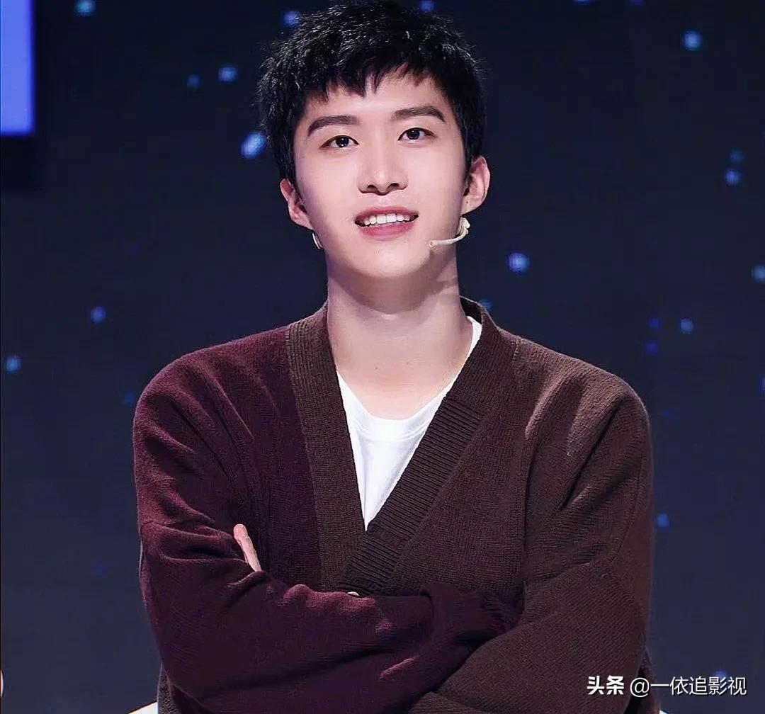 范丞丞：颜值高气质出众掩盖不住，自说出道后还被星探发小卡片呢