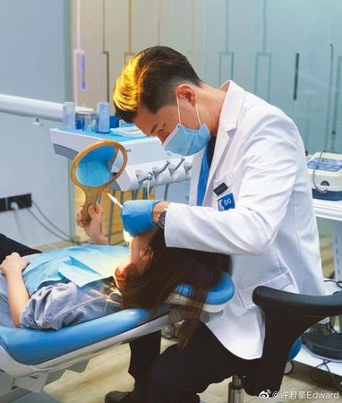 可米小子队长改行当牙医！情牵洋妞逛街被拍…高颜值以为走秀