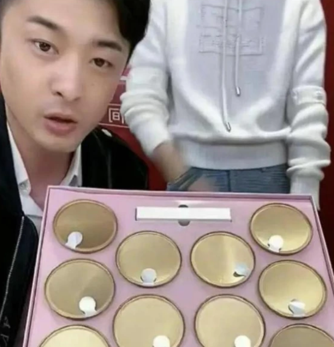 辛巴复出5天后，派保安封路，设人墙阻拦，受影响的民众愤怒维权