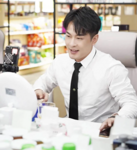 ​辛巴复出5天后，派保安封路，设人墙阻拦，受影响的民众愤怒维权