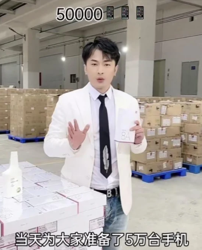 辛巴复出5天后，派保安封路，设人墙阻拦，受影响的民众愤怒维权