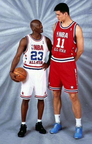 姚明乔丹首次对阵全场回放_姚明乔丹还有科比比身高的样子照片-第1张图片-