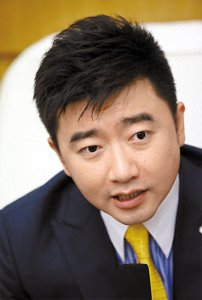 ​6位央视主持人被捕入狱，成蕾潜伏20年身份败露，芮成钢罪有应得