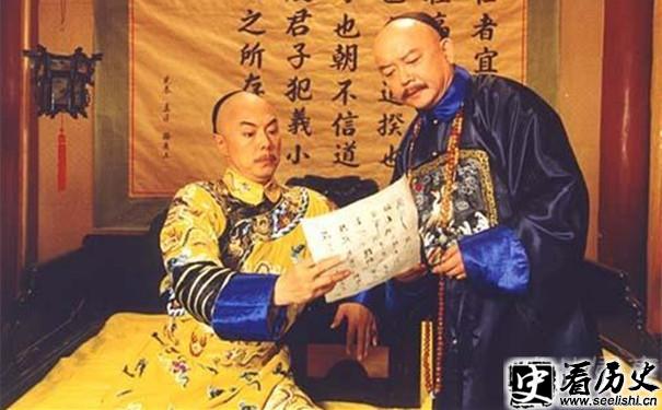 《铁齿铜牙纪晓岚》乾隆（左）与和珅（右）剧照