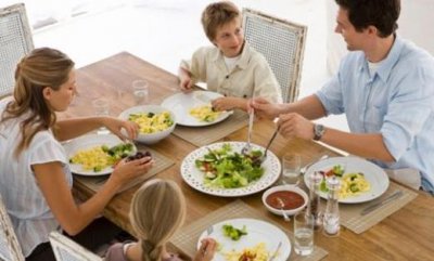 ​大吃大喝会增加胃部压力！