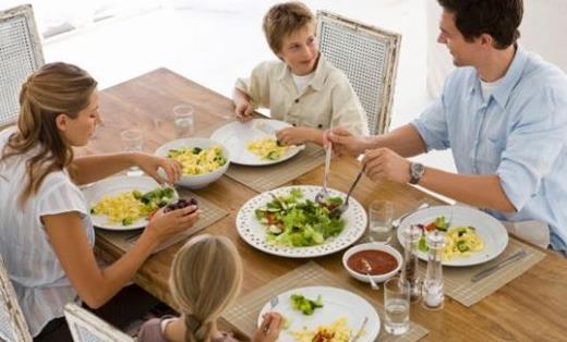 大吃大喝会增加胃部压力!