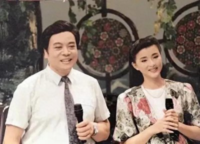 ​那年，26岁的杨澜坚决和银行上班的丈夫张一兵离婚