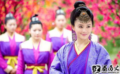 ​笑傲江湖里任盈盈年龄多大