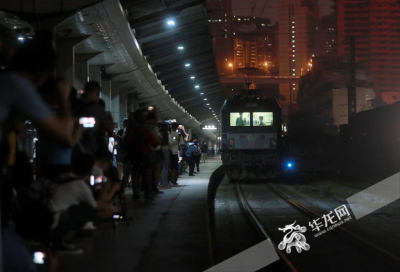 ​特写 - K1064，菜园坝火车站的最后一趟列车