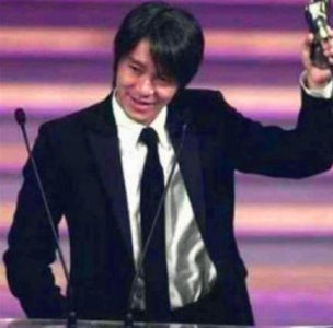 ​是周星驰模仿金凯瑞还是金凯瑞模仿周星驰？事实证明后者模仿