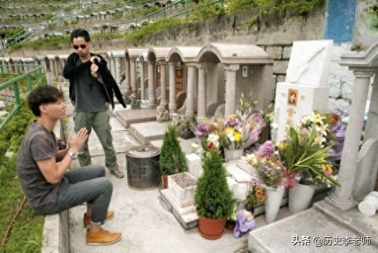 香港黄家驹墓地：葬礼规模空前，八人抬棺扶灵，墓碑形状代表一生