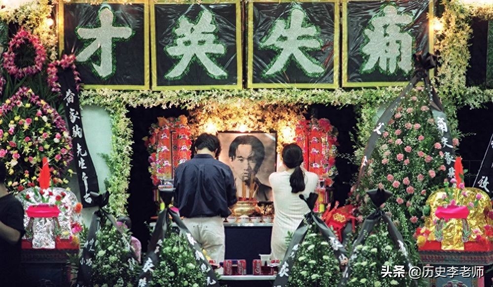 香港黄家驹墓地：葬礼规模空前，八人抬棺扶灵，墓碑形状代表一生