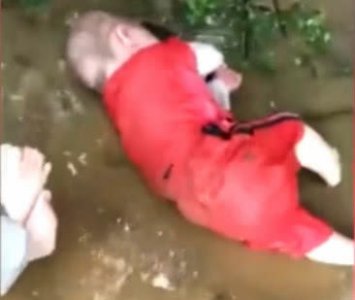 ​与丈夫吵架，女子将6月大双胞胎丢水沟，任其哭闹拍视频给家人看