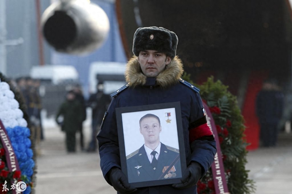 俄追授拉响手雷自杀的飞行员最高荣誉称号,对其隆重举行告别仪式