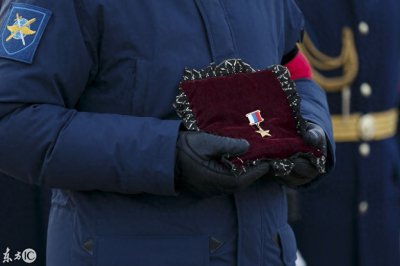 ​俄追授拉响手雷自杀的飞行员最高荣誉称号，对其隆重举行告别仪式