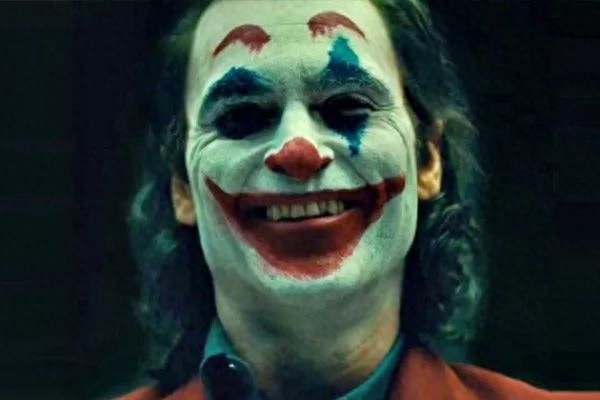 细数DC宇宙中的小丑形象，希斯莱杰最经典，但不是最帅气的