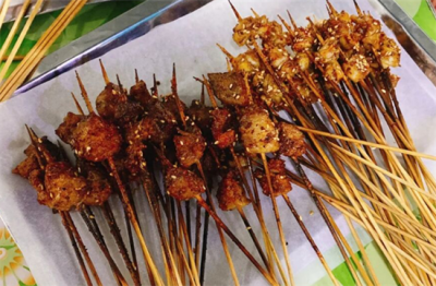 ​沈阳只有6张桌子2个工人的小店，一串炸串卖5毛钱，一天赚3000元