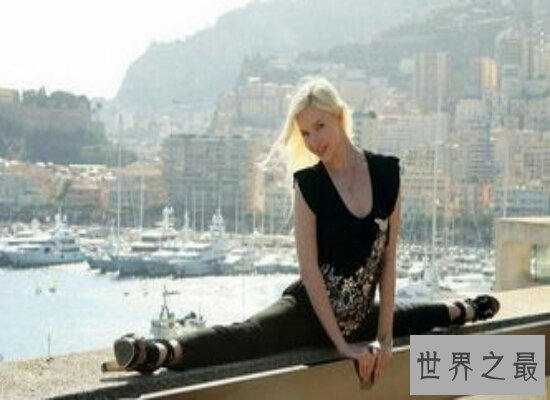 震惊！世界上最软的人 能把自己身体弄成球形！