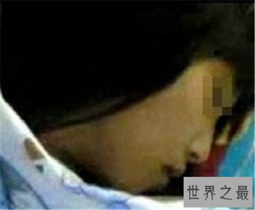 酒瓶门事件视频回顾 视频中男子始终没有露面