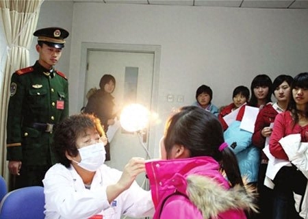 实拍神秘的女兵体检全过程