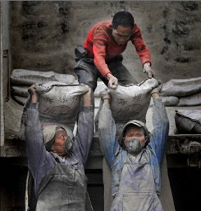 ​实拍：水泥工日搬水泥400包，撑起整头家！