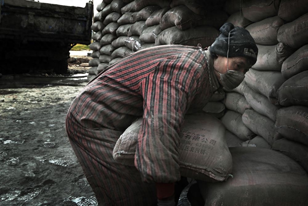 实拍:水泥工日搬水泥400包,撑起整头家!