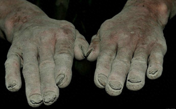 实拍:水泥工日搬水泥400包,撑起整头家!