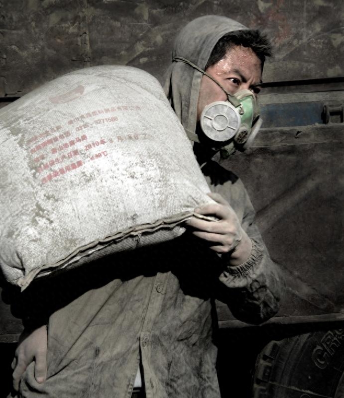 实拍:水泥工日搬水泥400包,撑起整头家!