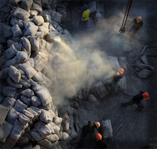 实拍:水泥工日搬水泥400包,撑起整头家!